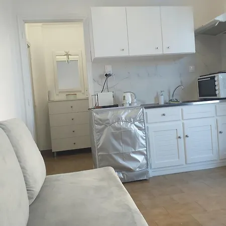 Saint Anargyroi Nyaraló *