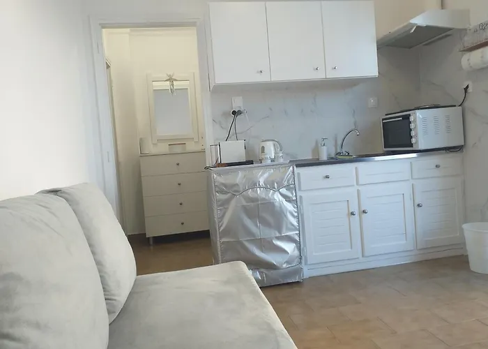 Saint Anargyroi Nyaraló *