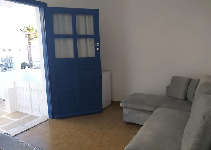 Saint Anargyroi Casa de Férias *